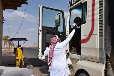 بلدية طريف تواصل تعقيم وتطهير المركبات على مداخل المدينة