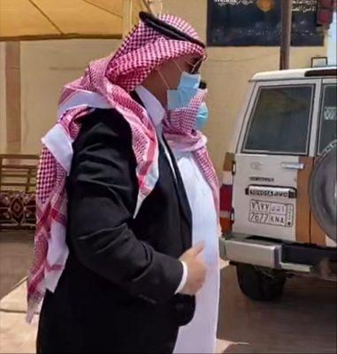 محافظ طريف يشرف على تطبيق الإجراءات الوقائية في نقاط الفحص البصري على مداخل طريف
