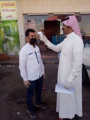 بلدية محافظة طريف تواصل جهودها للحد من انتشار فيروس كورونا بقياس درجة الحرارة للمتسوقين