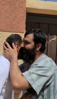 شاهد .. كيف استقبل والد مقتول في طريف قاتل ابنه بعد دفع الدية وخروجه من السجن؟