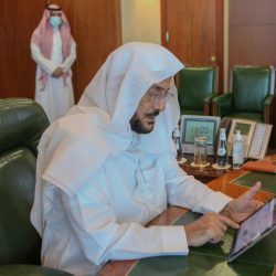 بالصور .. لجنة التعديات بمحافظة طريف تزيل عدد من الإستراحات والعقوم الترابية على طريق الباعجة