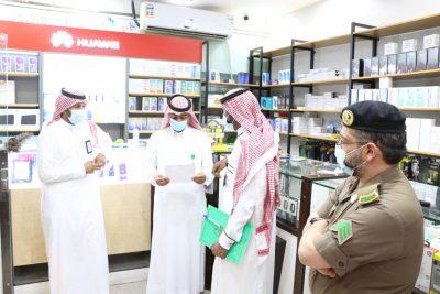 بالصور .. حملات تفتيشية بمحافظة طريف للتأكد من تطبيق قرار توطين نشاط الإتصالات 