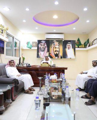 بالصور .. مدير مكتب وزارة الرياضة بالحدود الشمالية يستقبل الراغبين بالترشح لرئاسة نادي الوعد الرياضي بطريف بمقر النادي