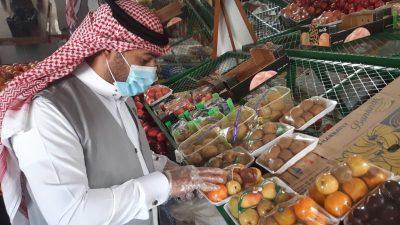 بالصور .. بلدية طريف تصادر وتتلف خضروات وفاكهة تظهر عليها علامات الفساد