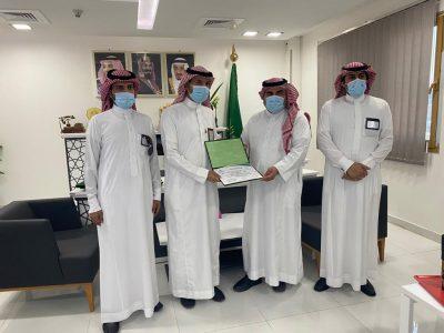 مدير القطاع الصحي بطريف يكرم المتطوعين المشاركين بجائحة كورونا  