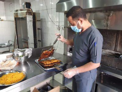 بالصور .. بلدية محافظة طريف تصادر مواد غذائية منتهية الصلاحية ومجهولة المصدر