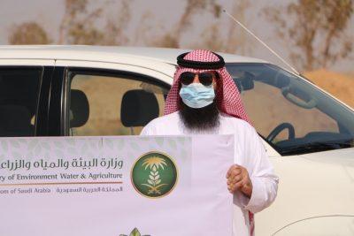 بالصور : نيابة عن محافظ طريف   النور يدشن حملة لنجعلها خضراء 