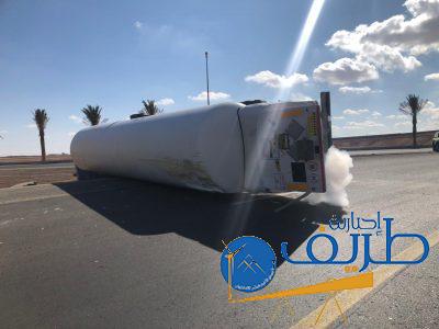 بالصور .. انقلاب ناقلة غاز على الطريق الدولي عند مدخل طريف الشرقي