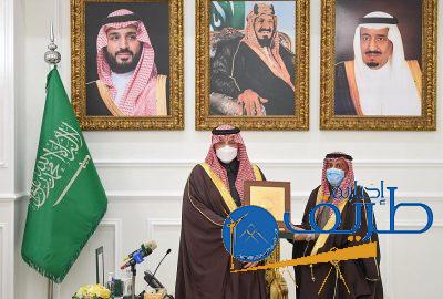 سمو الأمير فيصل بن خالد بن سلطان يكّرم وكيل إمارة منطقة الحدود الشمالية للشؤون الأمنية