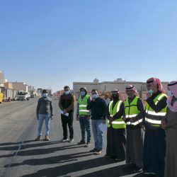 بالصور والفيديو .. بلدية طريف تخطط الشوارع بطول 000’300م
