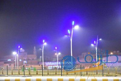 بالفيديو والصور.. بلدية طريف تضيء الفيصلية والورود ب500 عمود إنارة