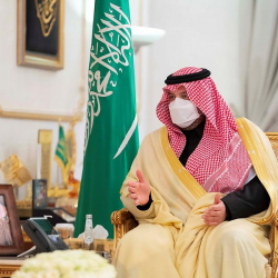 سمو الأمير فيصل بن خالد بن سلطان يستقبل مواطناً كفيفاً احترف صناعة شبكة صيد الصقور