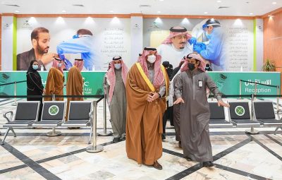 بالصور .. سمو أمير الحدود الشمالية يتفقد جاهزية مركز لقاح كورونا بالمنطقة