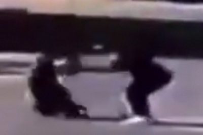 بالفيديو .. شرطة الرياض: القبض على مواطنين ومقيم إثر اعتدائهم وسلبهم مقيمة باكستانية