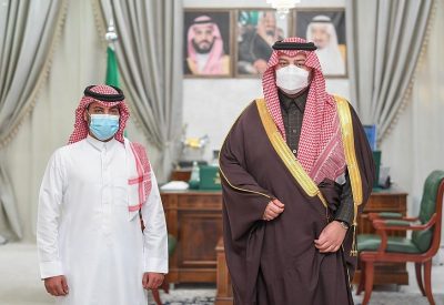 سمو أمير الحدود الشمالية يستقبل المصور الشمري