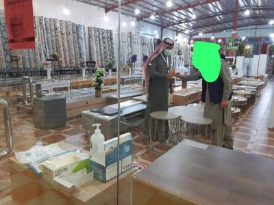 بالصور .. بلدية محافظة طريف تغلق محل وتحرر عدة مخالفات