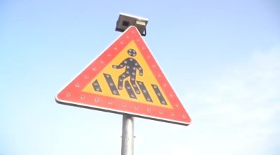 بالفيديو .. بلدية طريف تضع إشارات تحذيرية وإرشادية وتنظيمية في شوارع المحافظة