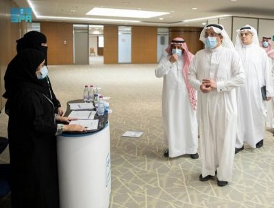 “آل الشيخ” يتفقّد مركز تقديم لقاحات فيروس كورونا ويحثّ الجميع للمبادرة بأخذ اللقاح