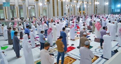 في أجواء إيمانية واحترازية.. أداء صلاة التراويح بالمسجد الحرام في أولى ليالي رمضان