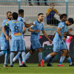 “الهلال” يستعرض عضلاته أمام “الأهلي” بخماسية.. و3 نقاط تفصله عن اللقب