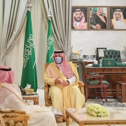 خادم الحرمين يمنح رئيس الحرس الملكي وشاح الملك عبدالعزيز من الطبقة الثانية
