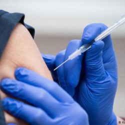 “الصحة”: متحورات كورونا سريعة الانتشار ونحث على استكمال أخذ جرعتين من اللقاح لمقاومتها