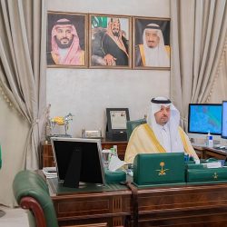 سلطان عُمان يصل إلى نيوم وسمو ولي العهد في مقدمة مستقبليه