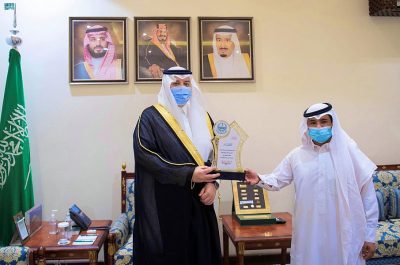 سمو الأمير فيصل بن خالد بن سلطان يكرم مواطنا بعرعر تبرع بكليته لشقيقه