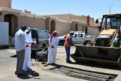 بالصور .. بلدي طريف يتابع مشروع سفلتة حي الورود و تعديل مناسيب شبكات المياه