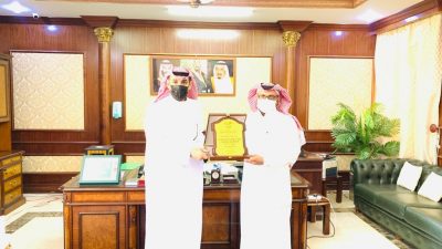 محافظ طريف يكرم رئيس لجنة التنميه الاجتماعية بالمحافظة