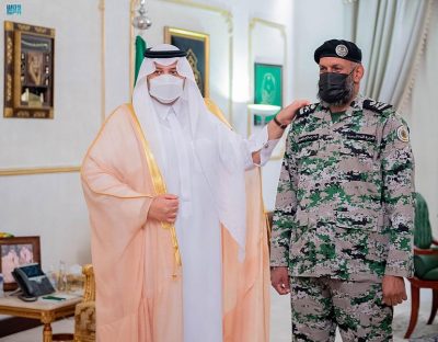 سمو الأمير فيصل بن خالد بن سلطان يقلد مدير السجون بالمنطقة رتبته الجديدة