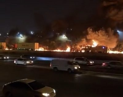 الدفاع المدني يباشر حريقًا اندلع بناقلة مواد بترولية ومركبات عدة بطريق جدة