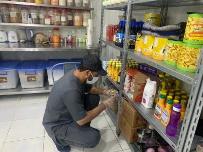 بالصور .. بلدية محافظة طريف تواصل جولاتها على المحلات التجارية