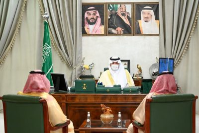 أمير الحدود الشمالية يستقبل وكيلي الإمارة المكلَّف والسابق