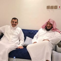 شاهد بالفيديو ابن طريف اخصائي تمريض بدر بن عناد المدهرش يساعد مسنة على متن احد رحلات الخطوط السعودية