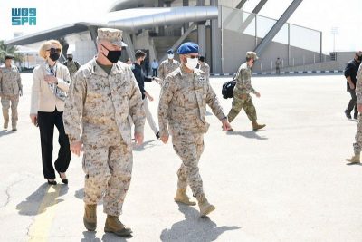 الرويلي” يلتقي قائد القيادة المركزية الأمريكية بقاعدة الملك سلمان ويبحثان التعاون المشترك
