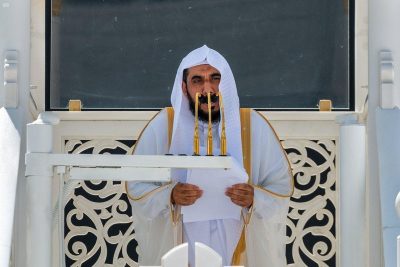 خطيب الحرم المكي: برّ الوالدين طاعة للرحمن وخير وبركة للإنسان