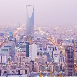في مشاهد مهيبة غابت طويلاً.. ضيوف الرحمن يتراصون فرحاً بصلاة الفجر في الحرم