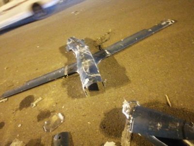 التحالف يعرض بقايا حطام المفخخة الثانية التي أفشل محاولة استهدافها مطار الملك عبدالله