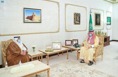 سمو الأمير فيصل بن خالد بن سلطان يتسلم التقرير السنوي لأنشطة الغرفة التجارية بعرعر