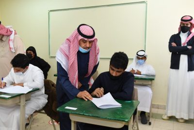 بالصور .. مدير عام تعليم الحدود الشمالية يتفقد عدد من المدارس المتوسطة والثانوية مع أول يوم من الاختبارات