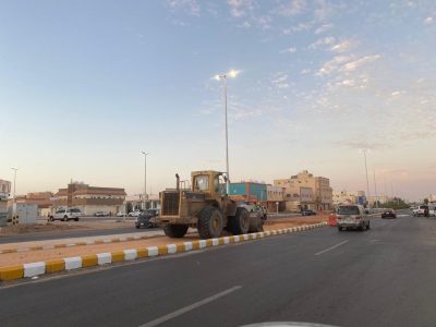 بالصور .. لجنة السلامة المرورية بمحافظة طريف تغلق عدد من تقاطعات شوارع طريف 