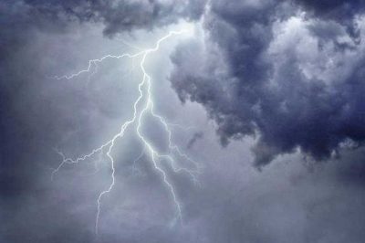 “الارصاد”: سماء غائمة وأمطار رعدية خفيفة وضباب على 5 مناطق والمرتفعات