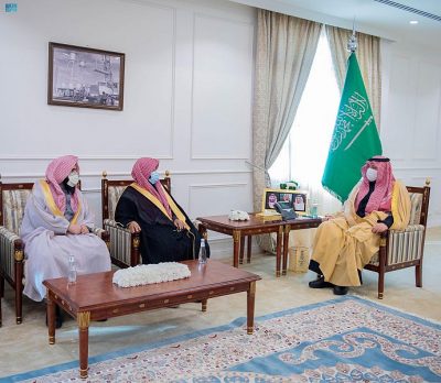 سمو الأمير فيصل بن خالد يستقبل رئيس المحكمة العامة برفحاء وعدداً من القضاة