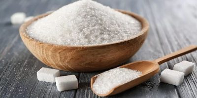 “الصحة” تحذر من تجاوز الحد اليومي للسكر الموصى به عالميًا: لا تزيد على 10 ملاعق