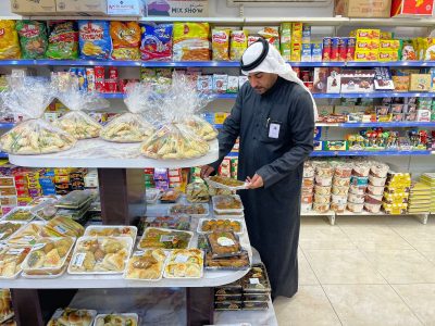 بالصور .. بلدية طريف تصادر عدد من المواد الغذائية منتهية الصلاحية