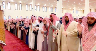 بالصور .. محافظ طريف يؤدي صلاة الإستسقاء