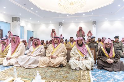 بالصور ..أمير الحدود الشمالية ونائبة يؤدون صلاة الاستسقاء بعرعر