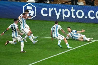 “ميسي” و”دي ماريا ” يوقِّعان على تتويج الأرجنتين بلقب كأس العالم قطر2022