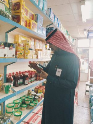 بالصور .. ضمن متابعتها لسلامة الغذاء .. بلدية طريف تغلق 5 محلات